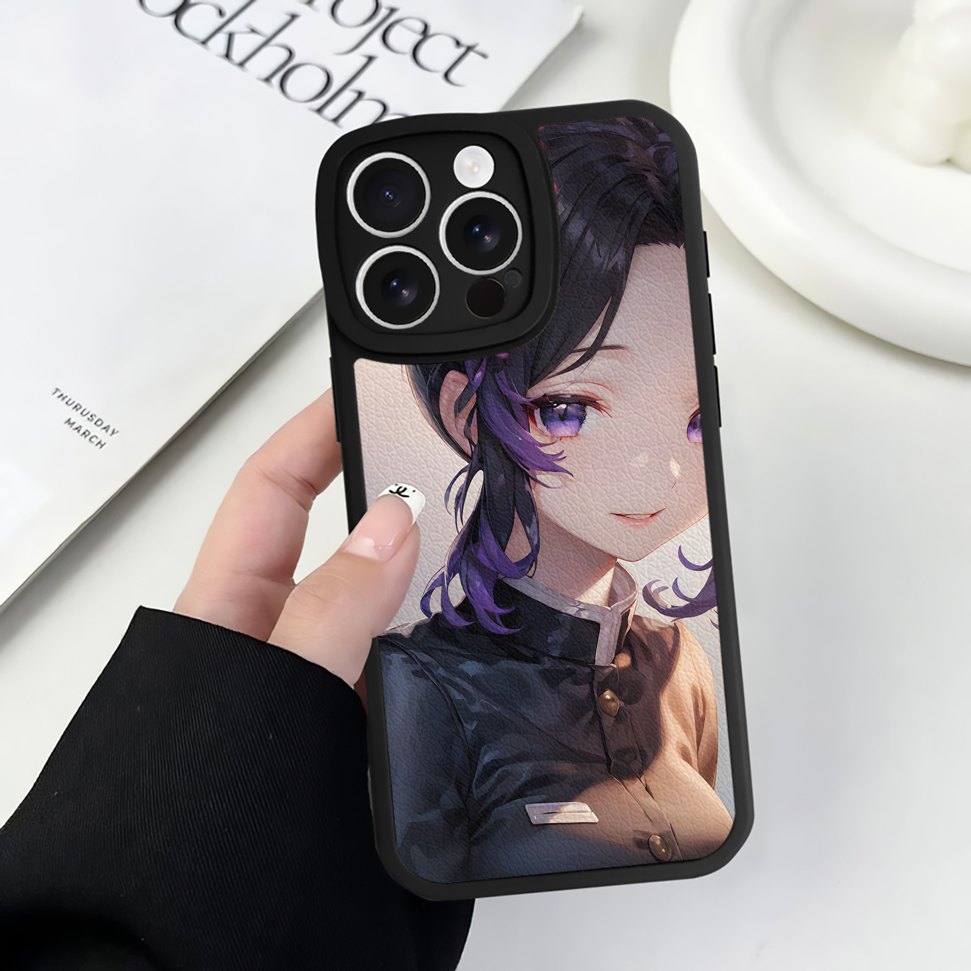 （画像用） 鬼滅の刃（きめつのやいば）蟲柱-胡蝶 しのぶ／こちょう しのぶ Kochou Shinobu 【iPhone 16シリーズ対応】シリコンスマホケース（レザー調） 材質：シリコン